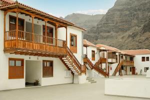 Home2Rest - 2 bedroom, Sunset & Ocean Views, 3 mins to beach