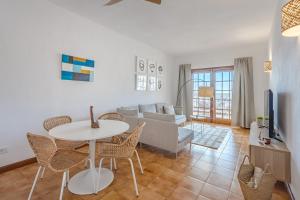 Home2Rest - 2 bedroom, Sunset & Ocean Views, 3 mins to beach