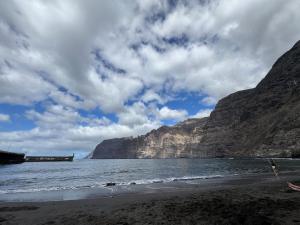 Home2Rest - 2 bedroom, Sunset & Ocean Views, 3 mins to beach