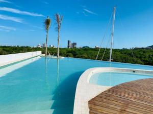 Luxury apartment with pool, ocean view & sky bar
