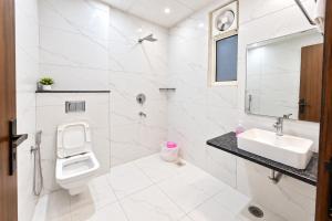 Hotel Golden star Near Aditya City Centre & North India Mall Indrapuram