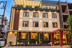 Hotel Golden star Near Aditya City Centre & North India Mall Indrapuram