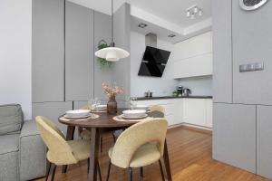 Spacious apartment with parking in Warsaw Obrzeżna 1B by Heyrent