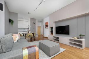 Spacious apartment with parking in Warsaw Obrzeżna 1B by Heyrent