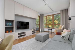 Spacious apartment with parking in Warsaw Obrzeżna 1B by Heyrent