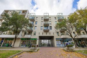 Spacious apartment with parking in Warsaw Obrzeżna 1B by Heyrent