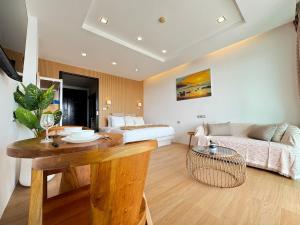 Stunning Seaview apartment walk to the beach