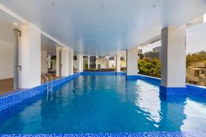 Chic 2BR-HeatedPool-Gym-Sauna-SteamRoom-Wifi-Parking