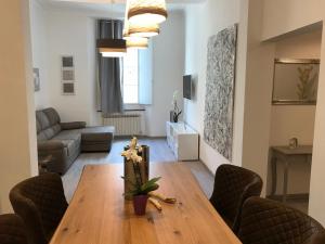 Lovely DownTown Top Location Apt with Free Private Parking Included!