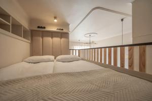 Cosy Studio with Mezzanine Centre of Warsaw by Noclegi Renters
