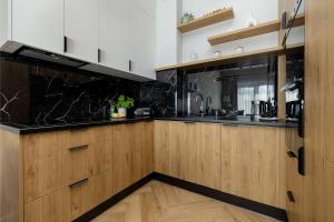 Komfortowy Apartament z Balkonem Blisko Plaży by Noclegi Renters