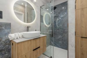 Komfortowy Apartament z Balkonem Blisko Plaży by Noclegi Renters