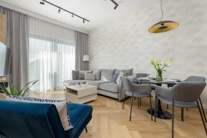 Komfortowy Apartament z Balkonem Blisko Plaży by Noclegi Renters