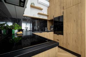 Komfortowy Apartament z Balkonem Blisko Plaży by Noclegi Renters