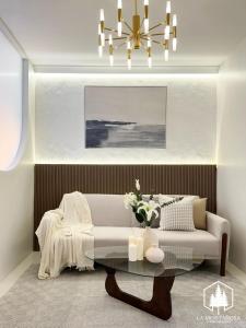 LIORA 1BR Brenthill Condo with Balcony Near SM and Session Road by La Montañosa