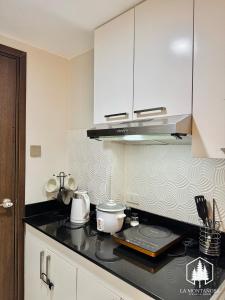LIORA 1BR Brenthill Condo with Balcony Near SM and Session Road by La Montañosa