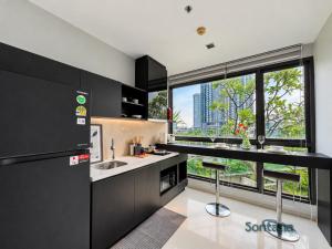 Rhythm Sukhumvit 44 l 5mins to BTS l Pool and Gym