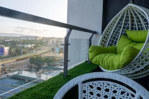 Lavington-one Bedroom, heated pool, gym, scenic views