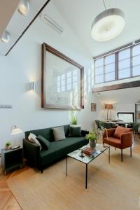 Strict City Center Luminous apartments
