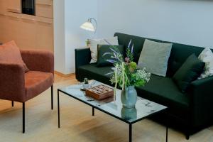 Strict City Center Luminous apartments