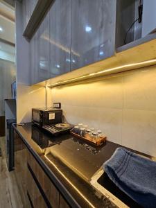Cozy Stay Near Expo Mart Kaveri City Center