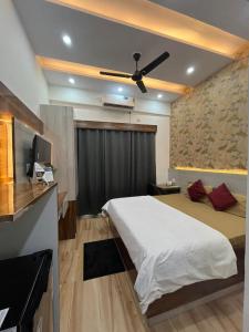 Cozy Stay Near Expo Mart Kaveri City Center