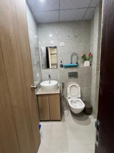 Cozy Stay Near Expo Mart Kaveri City Center