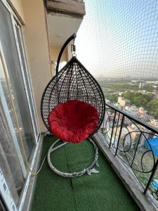 Cozy Stay Near Expo Mart Kaveri City Center