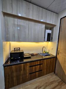 Cozy Stay Near Expo Mart Kaveri City Center