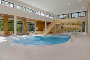 Taras przy plaży- Essense Spa, kryty basen
