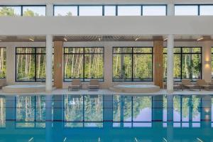 Taras przy plaży- Essense Spa, kryty basen