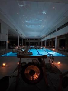 Taras przy plaży- Essense Spa, kryty basen