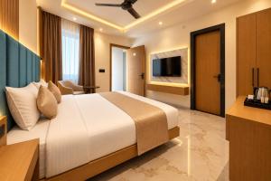 Hotel Polaris Opp Brilliant Convention Centre, Near Scheme no 113