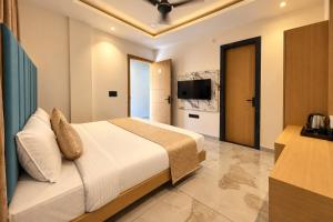 Hotel Polaris Opp Brilliant Convention Centre, Near Scheme no 113