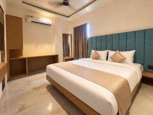 Hotel Polaris Opp Brilliant Convention Centre, Near Scheme no 113