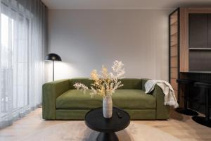 Premium Designer Apartment, Balcony, 2 Bed & Bath - by Innorental