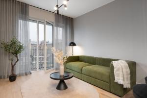 Premium Designer Apartment, Balcony, 2 Bed & Bath - by Innorental