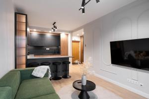 Premium Designer Apartment, Balcony, 2 Bed & Bath - by Innorental