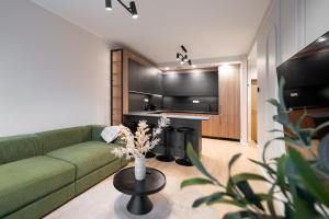 Premium Designer Apartment, Balcony, 2 Bed & Bath - by Innorental