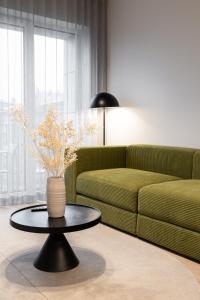 Premium Designer Apartment, Balcony, 2 Bed & Bath - by Innorental