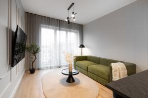 Premium Designer Apartment, Balcony, 2 Bed & Bath - by Innorental