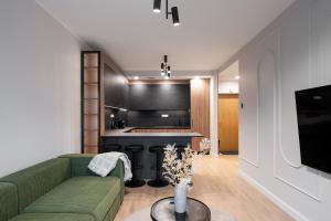 Premium Designer Apartment, Balcony, 2 Bed & Bath - by Innorental