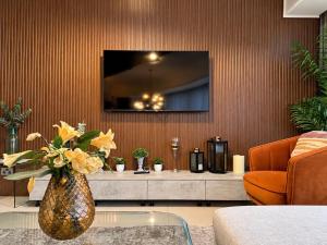 2 Bedroom Corner in Aeon Towers I City Views I Free Wi-fi, Gym and Pool