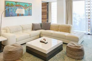 5 Blocks to Beach, Oceanview Pool & Hot Tub
