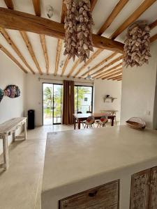 1 Bedroom Beachfront Getaway, Pool and Ocean Views