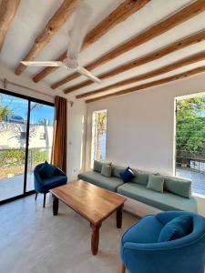 2 Bedroom Beachfront Getaway, Pool and Ocean Views