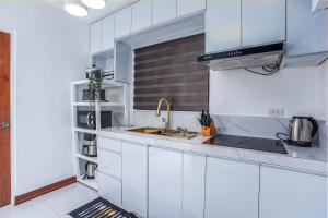 FULL HOUSE 4BR Near Airport & Malls