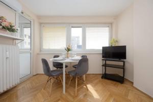 Air-conditioned Apartment with a view of the Palace of Culture and Science in Warsaw by Noclegi Renters