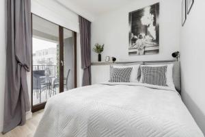 Bright Studio for 3 with Balcony and Parking by Noclegi Renters