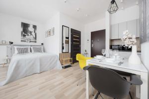Bright Studio for 3 with Balcony and Parking by Noclegi Renters